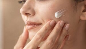 Questa crema viso costa poco più di 5 euro e vale quanto una seduta dall’estetista: pelle perfetta subito