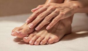 Perché la french manicure è tornata di moda per mani e piedi